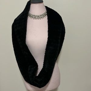 Marcus Adler NWT  Scarf in black